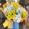 Букет из хризантем и ромашек «Лучистое утро»
